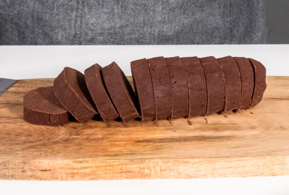 unbaked chocolate cookies on a baking sheet - Монастырская кухня: тёплый салат из баклажанов, постные корзиночки