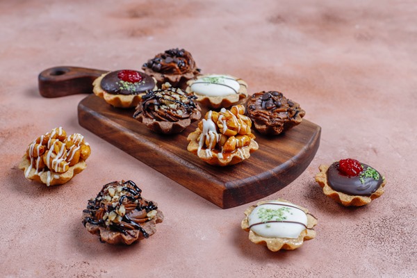 various homemade mini tartlets with nuts and chocolate cream - Монастырская кухня: пшённые галушки, ореховая тарталетка