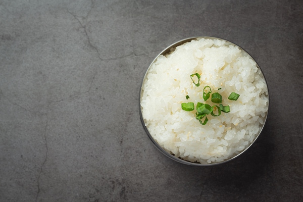 warm cooked rice in bowl - Блинчики с тунцом, рисом и яйцом