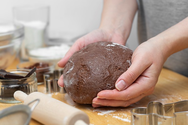 woman hands kneading chocolate dough cooking cookies or dessert cooking at home - Монастырская кухня: драники, постные шоколадные пряники (видео)