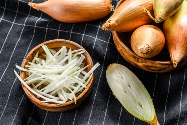 yellow raw shallot onions sliced and halved top view - Монастырская кухня: грибные вареники, овсяный кисель (видео)