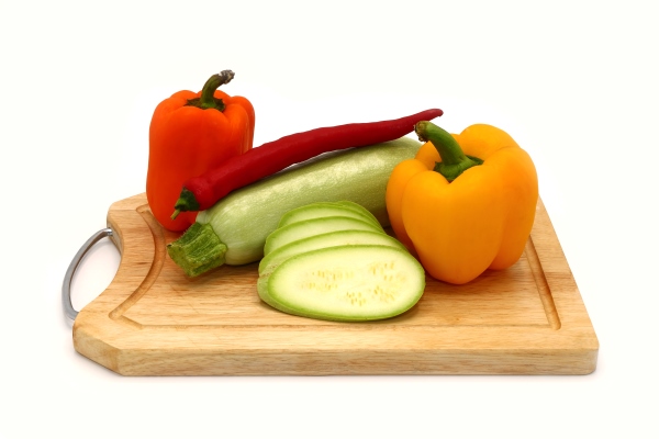 zucchini and ripe sweet pepper of different colors on a cutting board on a light background close up - Овощной постный суп-пюре без варки
