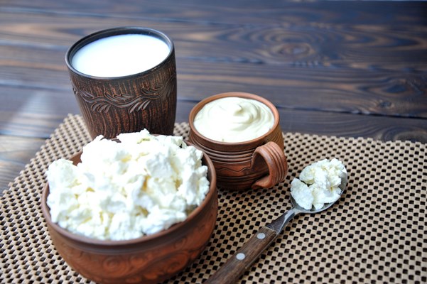 a plate of clay with cottage cheese a mug of clay with sour cream - Пасха без творога с изюмом