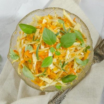 Салат из дыни и авокадо. Salade de melon et avocat aux pignons.