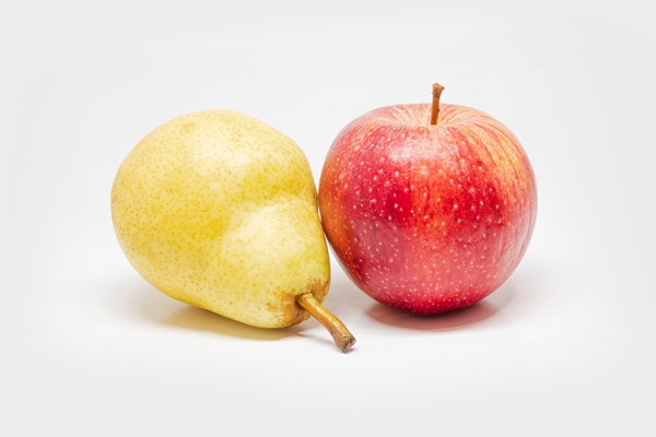 apple and pear isolated on white background 1 - Лечебный стол (диета) № 3 по Певзнеру: таблица продуктов и режим питания