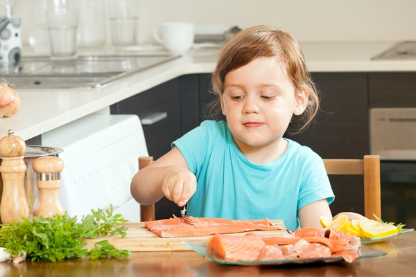 baby housewife cooking salmon - Особенности питания детей