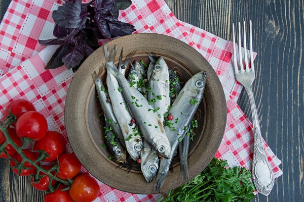 baltic herring seafood salted herring fish in a bowl with spices and herbs - Жареная салака с прозрачным луком