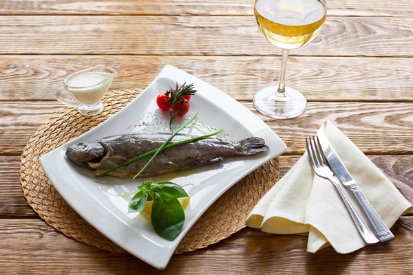 boiled rainbow trout with fresh vegetables - Форель с орехами
