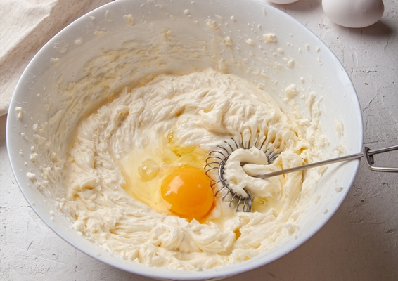 bowl with cream cheese and egg for kneading dough ingredients for cooking basque spanish burnt saint sebastian cheesecake cream cheese sugar eggs flour and cream recipe step by step - Пирожки «Калицунья»