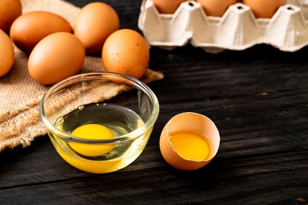 brown eggs with one broken and egg yolk - Фрикадельки мясные, паровые