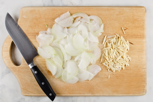 chopped onion and garlic on wooden cutting board - Карп по-краковски