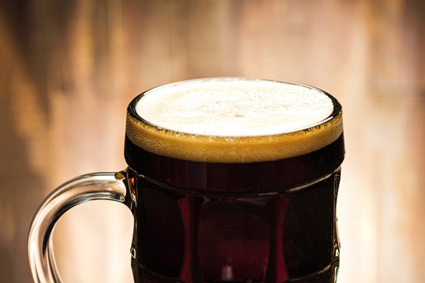 close up dark beer with foam in glass - Карп по-польски