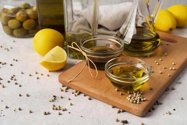 close up natural olive oil and olives - Пасхальная мона