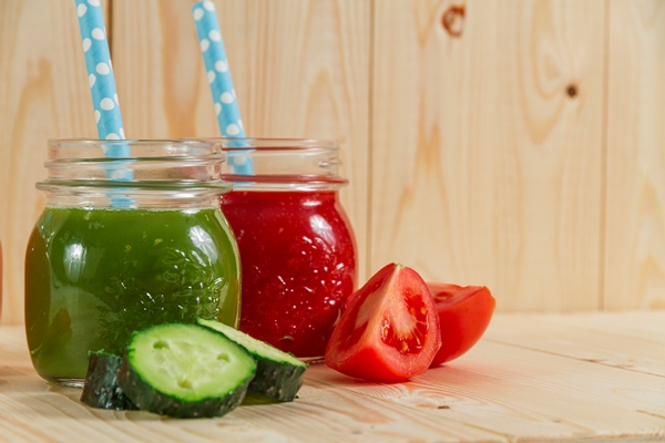 close up of cucumber and tomato juices - Особенности питания детей