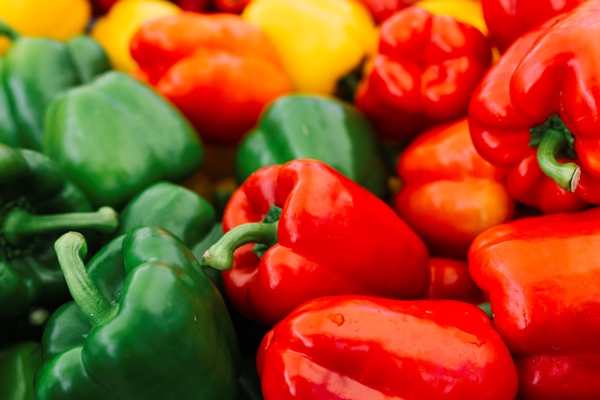 close up of green and red bell pepper - Окунь в томатном соусе с овощами