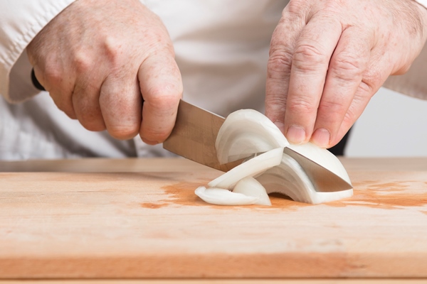 closeup chef slicing oniono - Начинка из сушёных грибов с рисом и луком