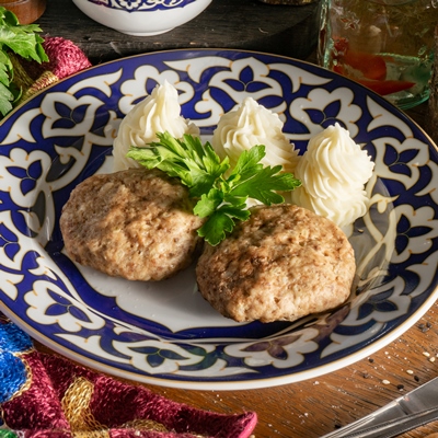cutlets with mashed potatoes and parsley in a traditional uzbek dish - Мясные котлеты