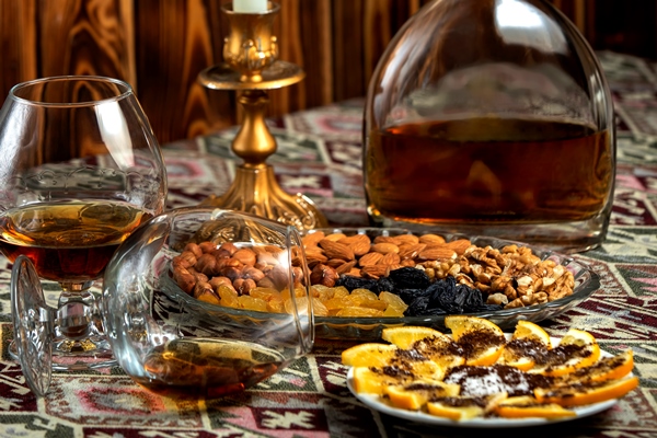 dried fruits plate with almond raisins walnut served with liquor - Марципановый кулич симнель