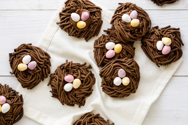 easter chocolate cookies nests with sweet eggs on white background 1 - Печенье "Пасхальные гнёзда"