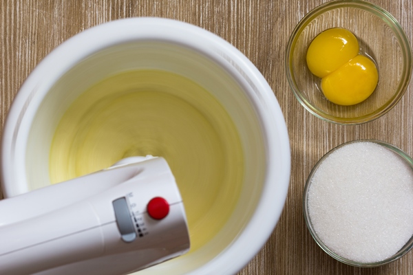 egg yolks are whisked with sugar in the mixer bowl - Кулич быстрого приготовления