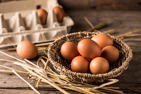 eggs on wooden table background - Марципановый кулич симнель