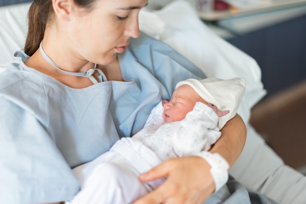 first moments of a newborn in mother s hands in a hospital - Особенности питания детей