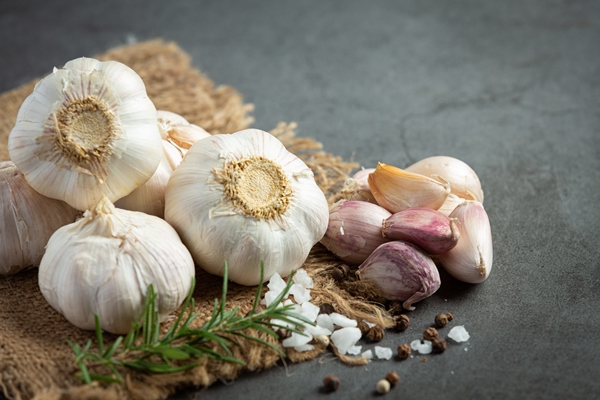 fresh raw garlic ready to cook - Лечебный стол (диета) № 3 по Певзнеру: таблица продуктов и режим питания