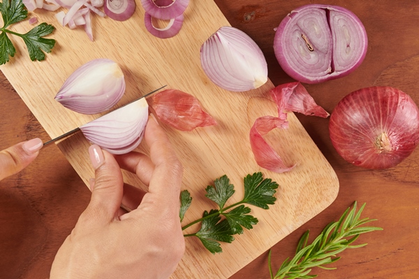 fresh red whole and sliced onion sliced red onion with parsley and rosemary onion and slices on wooden cutting board freshly picked from home growth organic garden food concept - Икорный паштет постный