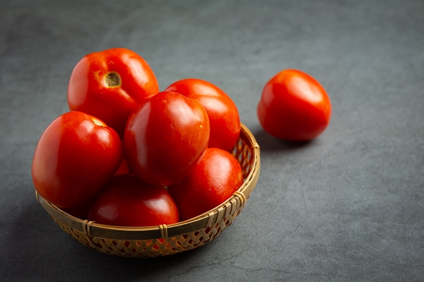 fresh tomatoes ready to cook - Окунь в томатном соусе с овощами