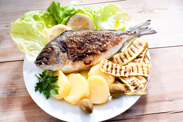 grilled fish bream mediterranean fish with boiled potatoes and grilled zucchini - Запечённый морской окунь с картофелем