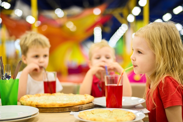 happy toddlers having lunch - Особенности питания детей