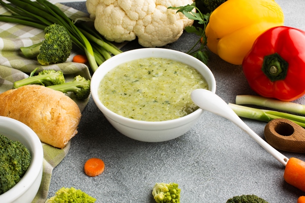 high angle broccoli bisque with vegetables - Пюре из сборных овощей