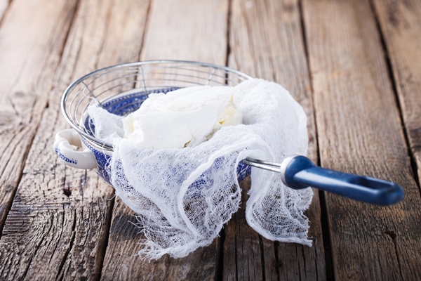 homemade cottage cheese in a cheesecloth and sieve - Запеканка из творога с фруктами