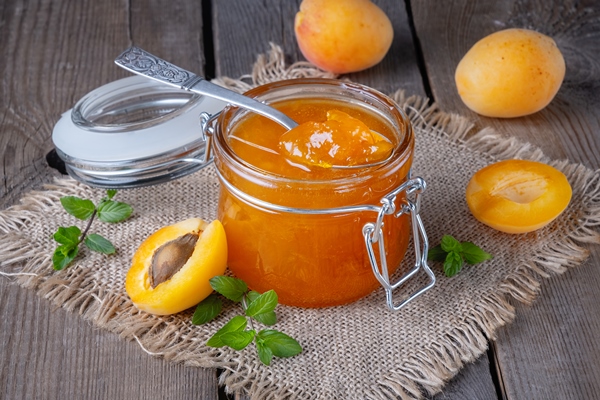 jam from apricots in a glass jar on an old wooden table - Лечебный стол (диета) № 3 по Певзнеру: таблица продуктов и режим питания
