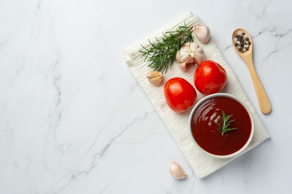 ketchup or tomato sauce with fresh tomato - Салака, запечённая в томатном соусе