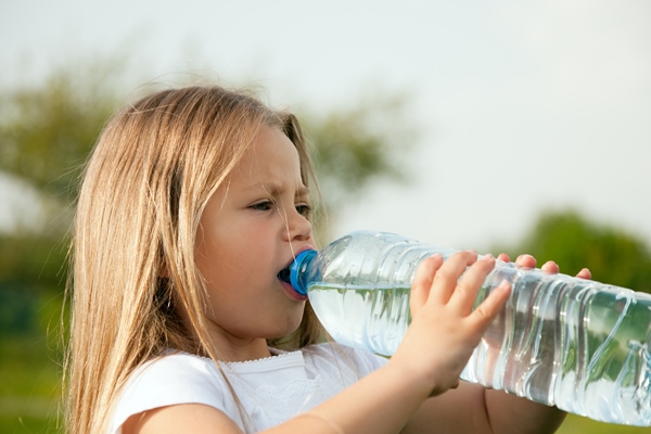 kid drinking bottled water - Особенности питания детей