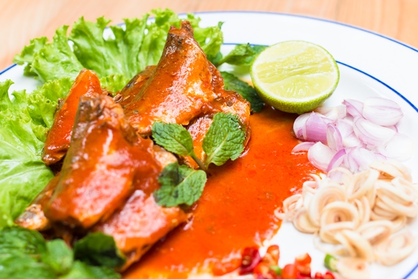 mackerel fish in tomato sauce and cook in thai spicy salad - Салака, запечённая в томатном соусе