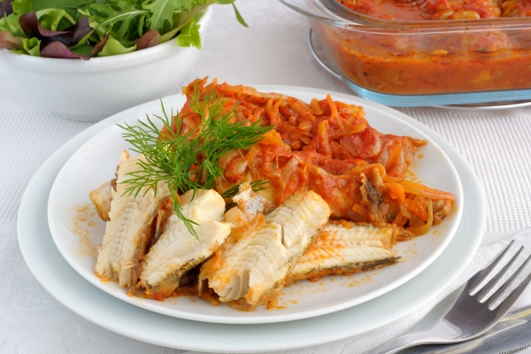 marine fish baked with onions and carrots in tomato sauce - Минтай с овощами