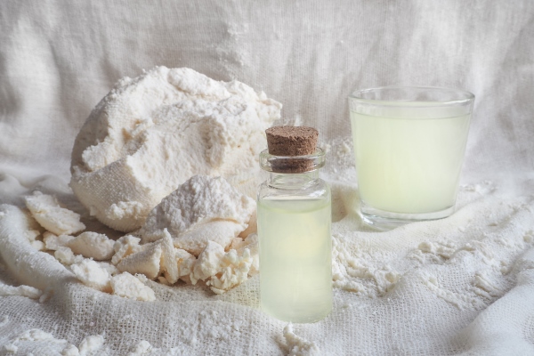 milk serum and natural cottage cheese on gauze - Царская пасха без творога с лимонным соком