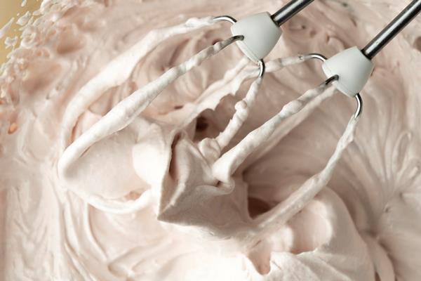 mixer and delicious pink cream - Пасха без яиц с желатином