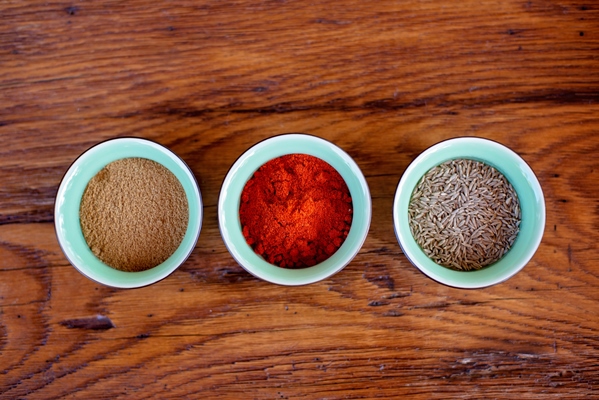 oriental cumin ground zira and paprika in bowls - Чечевичный суп "Мерджимек Чорбасы"