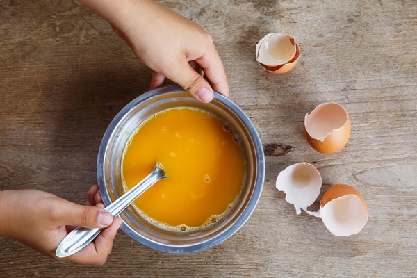 raw eggs stirred in a bowl for cooking - Пасха без творога заварная