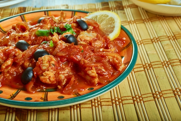 rock cod veracruzana white fish in a tomato sauce with olives and capers - Окунь в томатном соусе с овощами