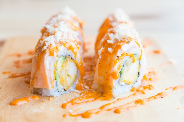 salmon sushi roll - Рисовый рулет с фруктами