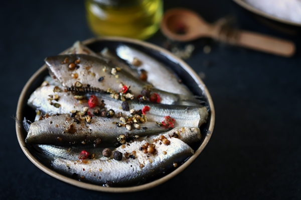 salted sprat with spices in a bowl - Шкара классическая