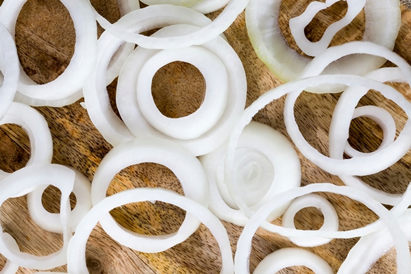 sliced for cooking fresh natural onion white onion suitable for making salads - Жареная салака с прозрачным луком