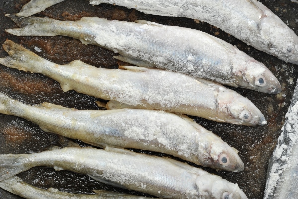 smelt dusted fish in flour fried in a skillet - Корюшка по-ленинградски (видео)