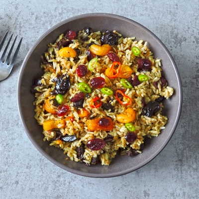 spicy rice with dried fruits vegan bowl with spicy rice healthy lunch - Рис с фруктами и овощами