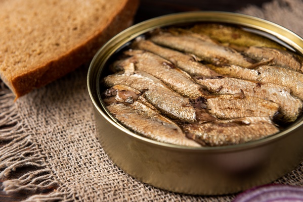 sprats in a tin can and bread on wooden table - Лечебный стол (диета) № 2 по Певзнеру: таблица продуктов и режим питания