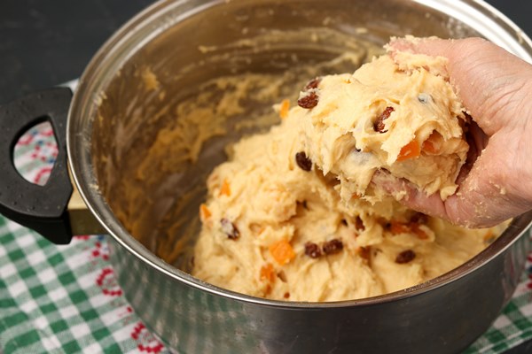the dough with raisins and candied fruit for making easter cakes is located in a bowl - Кулич "Пасхальный голубь"